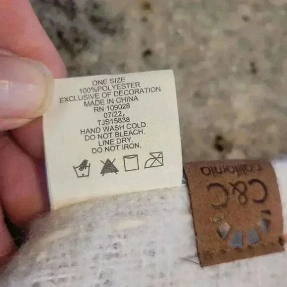 C&C California Women's Off White Textured Polyester Scarf NEW - Picture 8 of 8